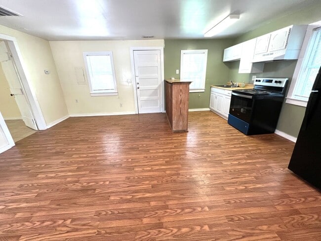 Building Photo - Beautiful Warrenton Suite Waiting For You!