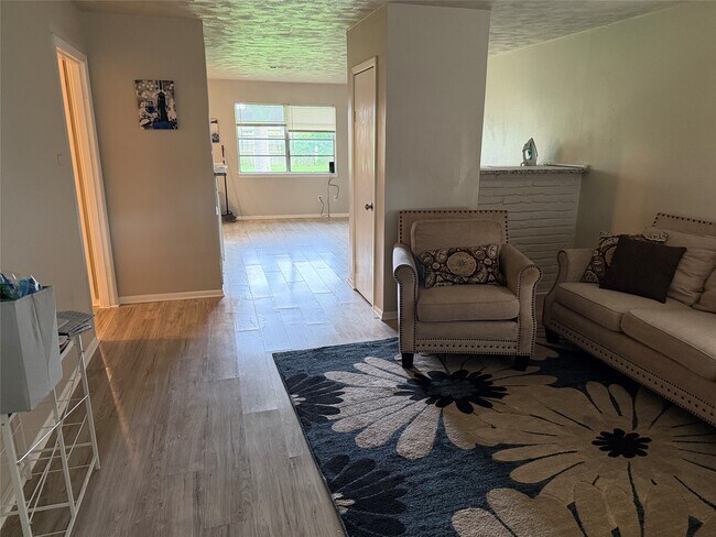 Foto del edificio - 7626 Rhobell St