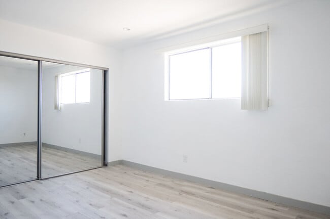 Building Photo - Carlyle Apartments