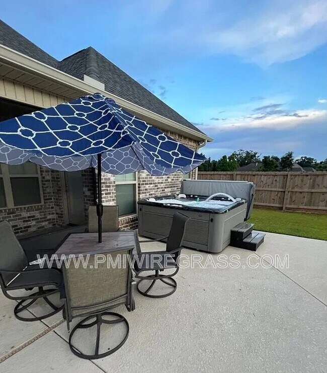 Foto del edificio - 351 Lakes Dr