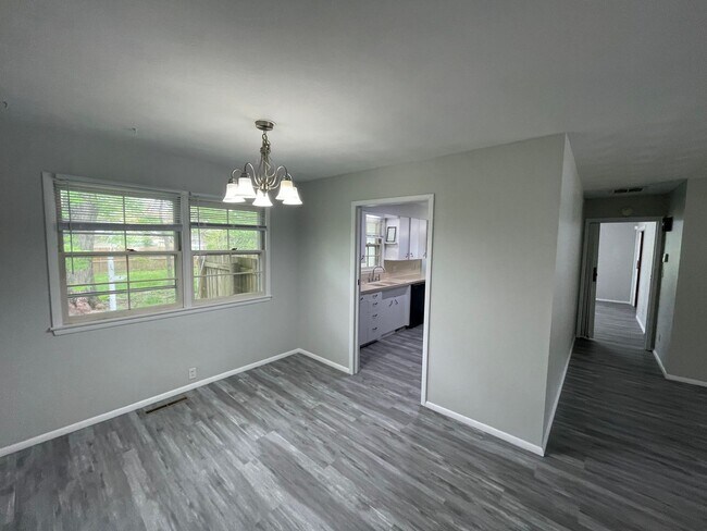 Foto del edificio - Beautiful 3 bedroom 1.5 bath waiting for you to call home .
