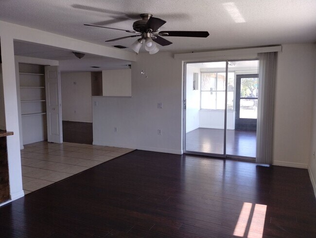 Foto del edificio - Charming 2BR / 2BA home with 1,455 sq ft of living space just minutes from the Gulf of America!
