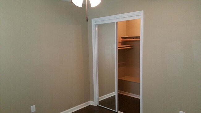 Armario grande en el segundo dormitorio. - 4308 Turtle Creek Dr