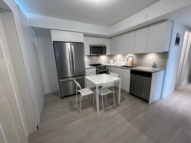 Building Photo - Master Room - Dunfield Ave & Eglinton Ave E