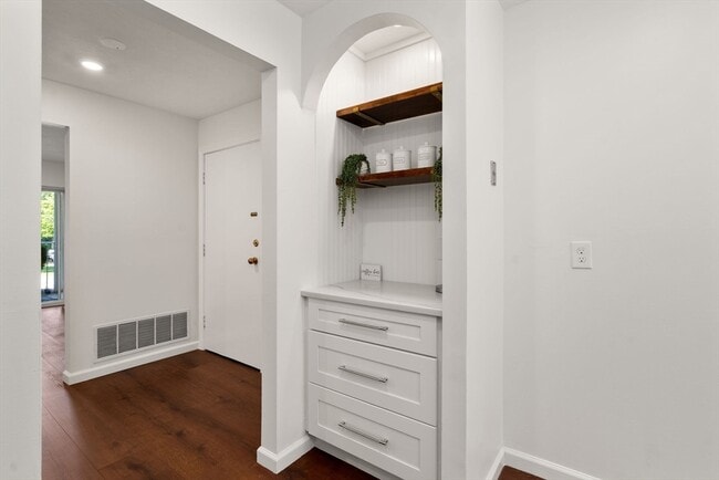 Building Photo - 47 Bayberry Dr