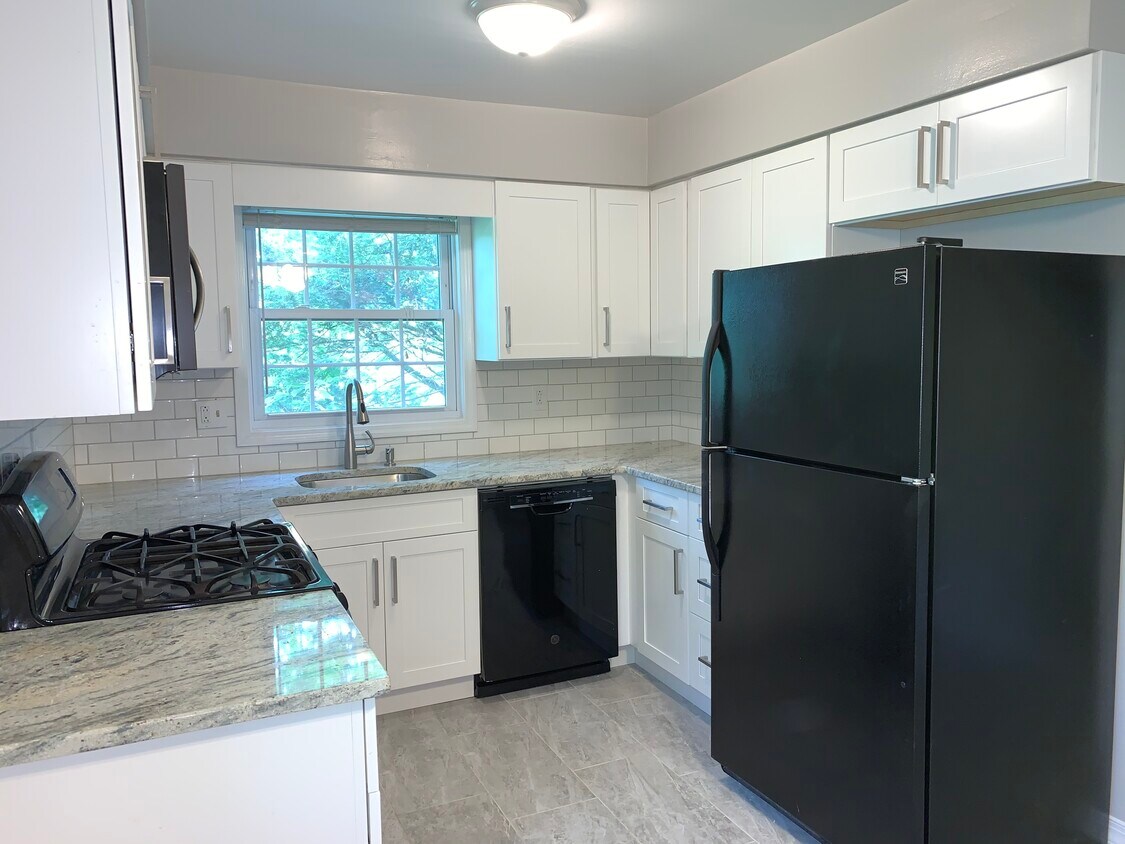 Primary Photo - 457 W Clarkstown Rd