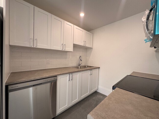 Photo du bâtiment - Recently Renovated 1 Bed / 1 Bath Apartment!