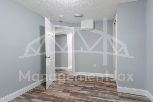 Foto del edificio - 214 E 2nd St
