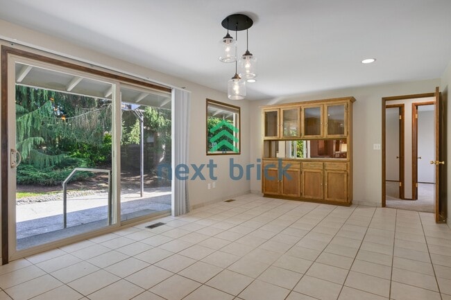 Building Photo - Spacious 3 beds and 2.5 bath Bellevue Home in Prime Location Ready for Move in!