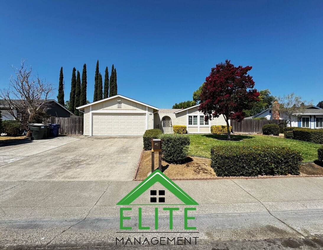 Primary Photo - Charming 3?Bed/2?Bath Rosemont Ranch — Mod...