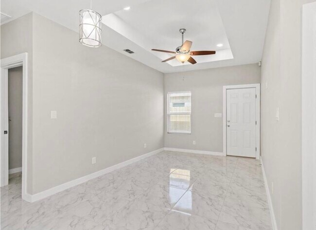 Puerta del patio trasero desde la sala de estar - 2513 E Israel Ave