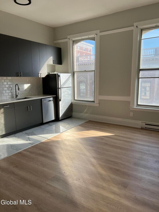 Building Photo - 5 Broadway