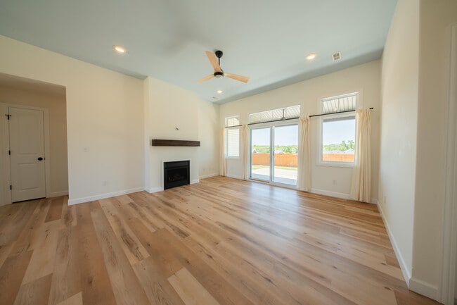 Building Photo - 708 Promenade Dr
