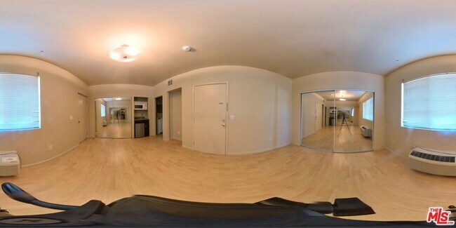 Foto del edificio - 1186 W 36th St