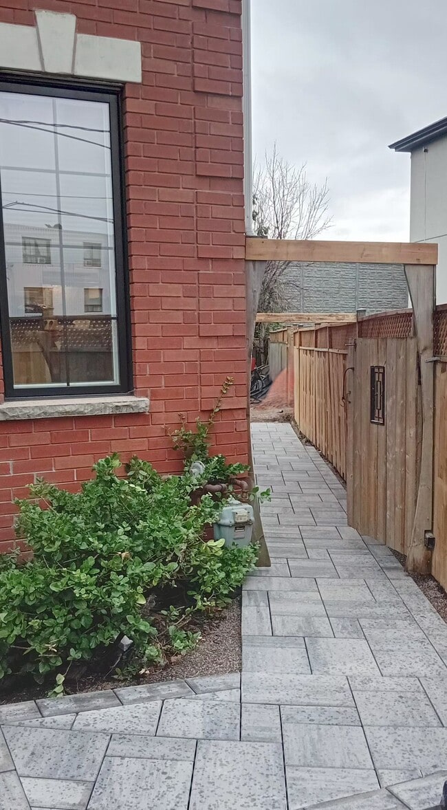 entrée latérale - 108 Neptune Dr