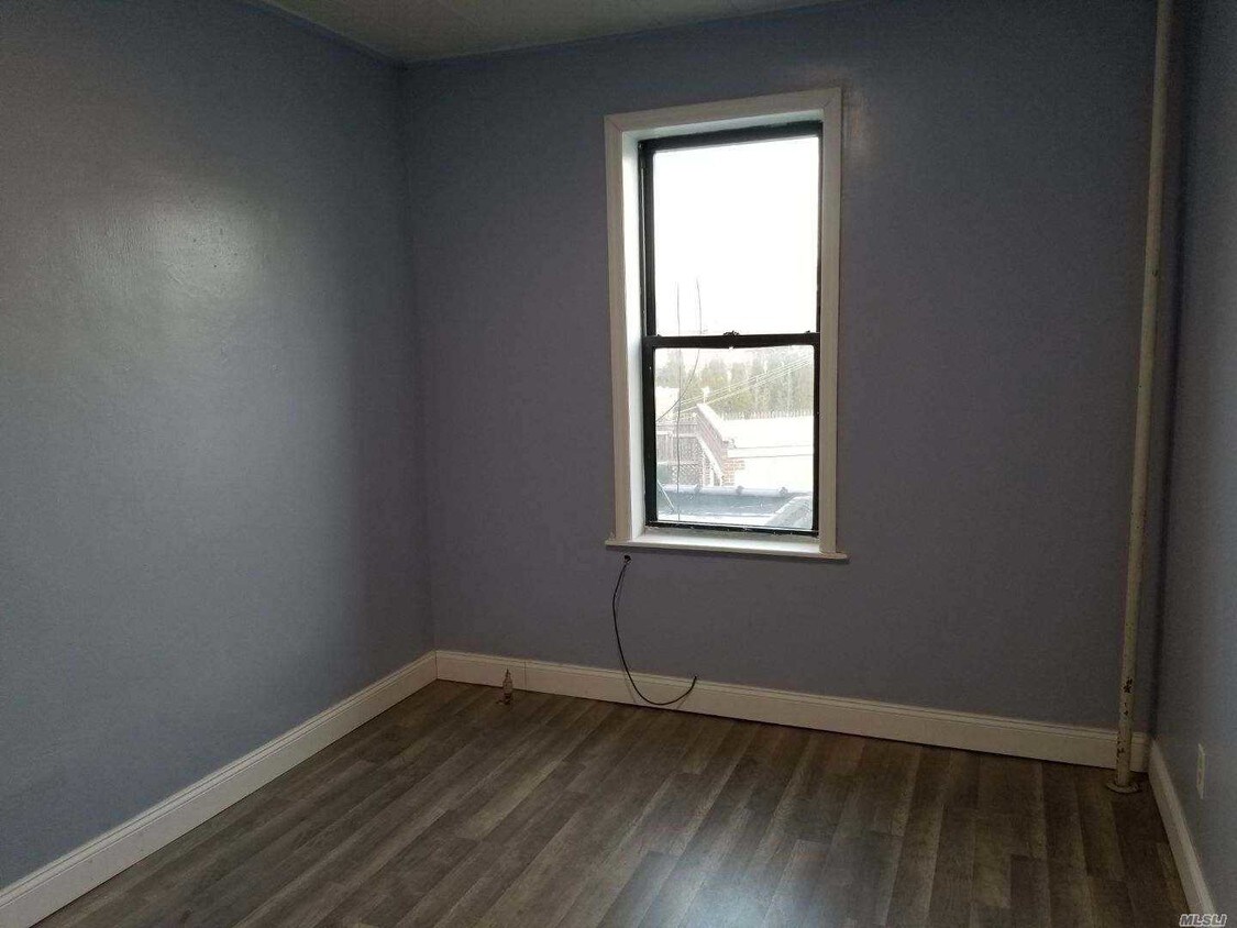 Foto principal - 60-67-67 Fresh Pond Rd