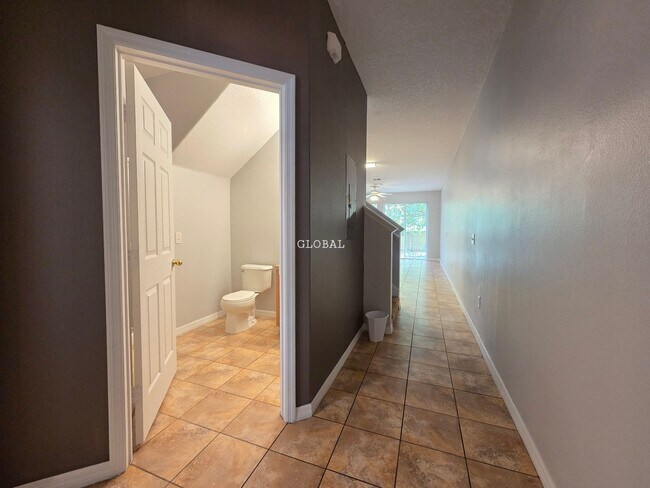 Foto del edificio - Three Bedroom unfurnished town house (Kiss...