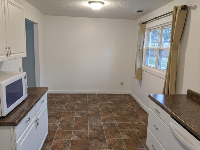 Building Photo - 12905 Pilgrim Ln N