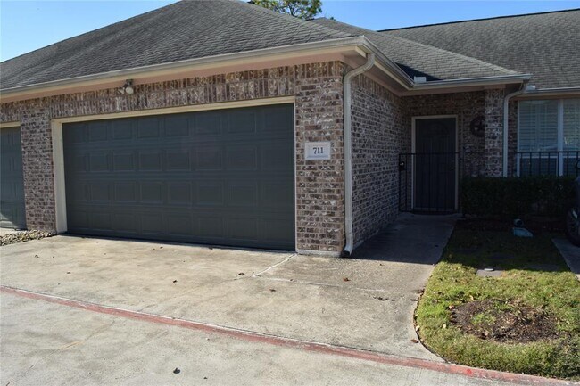 Building Photo - 711 Cedarwood Dr
