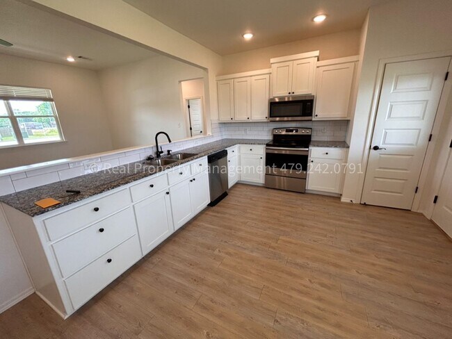 Foto del edificio - COMING IN JULY! GORGEOUS home in Pocola 3 ...