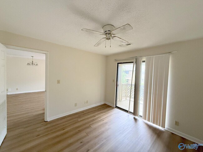Building Photo - 4975 7 Pine Cir