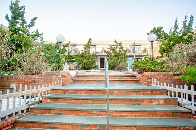 Building Photo - 65 W Broadway