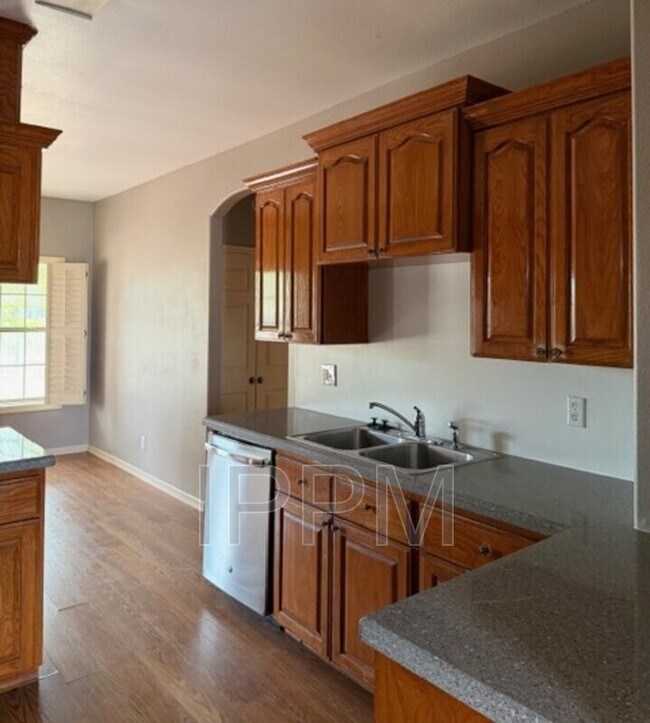 Foto del edificio - 3318 Champagne Ln