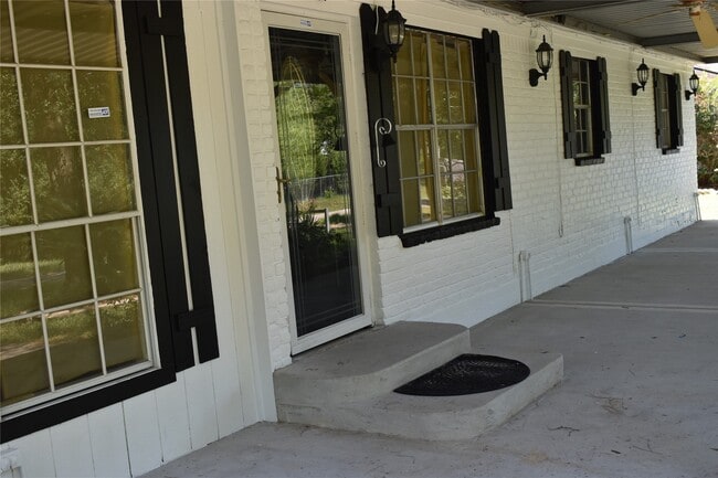 Building Photo - 302 Arrowhead Dr