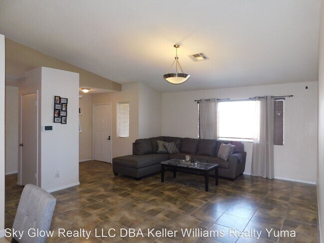 Foto del edificio - 3 br, 2 bath House - 7135 E. 24th Pl.