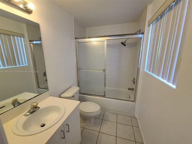 Building Photo - 2/2 FABULOUS CONDO. WALK TO DOWNTOWN HOLLY...