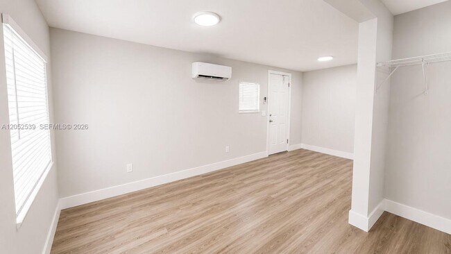 Foto del edificio - 2332 Roosevelt St
