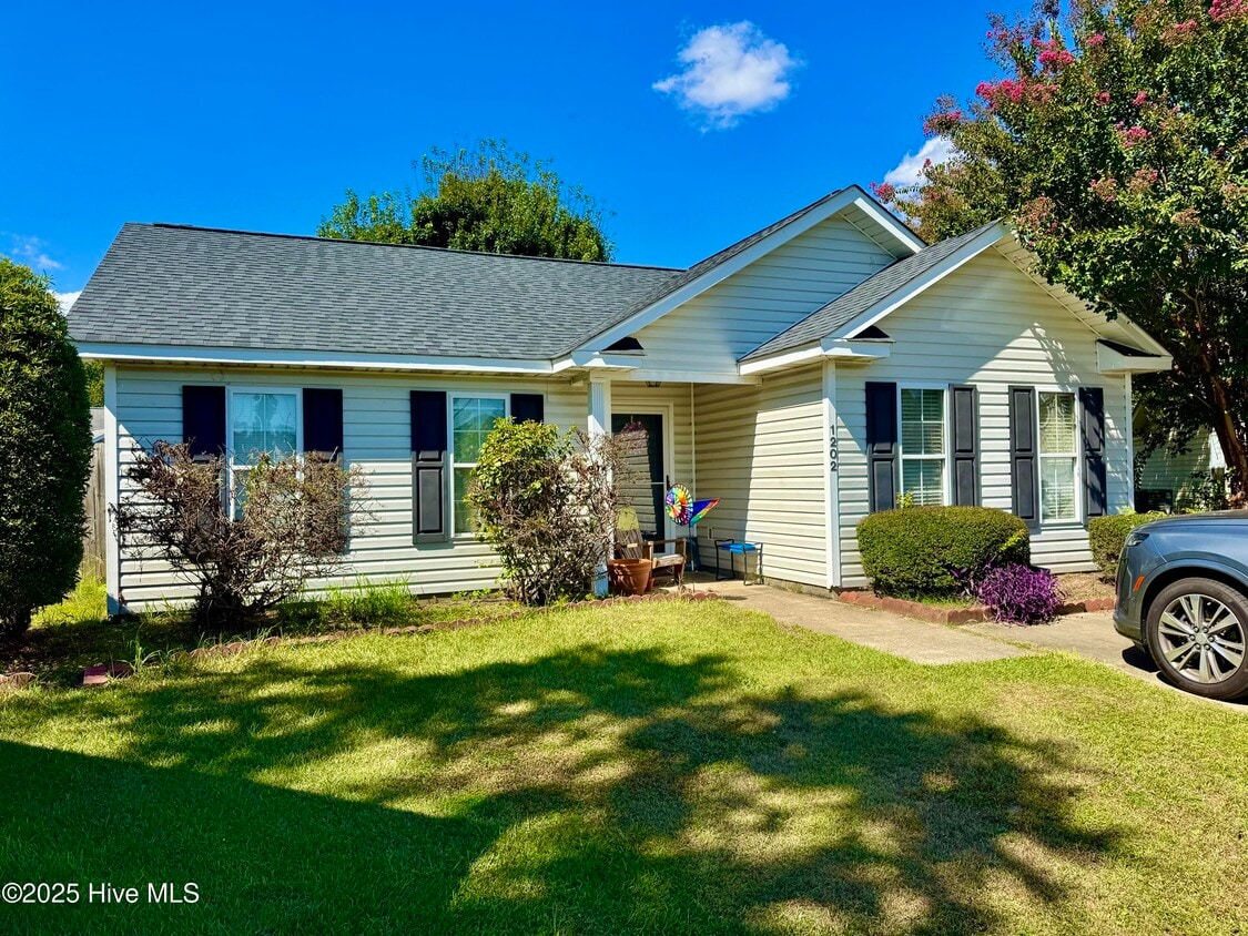 Primary Photo - 1202 St Charles Cir
