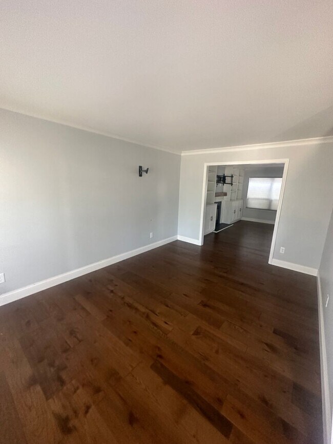 Building Photo - Beautiful 2 Story 4 Bedroom 4 Bathroom Home