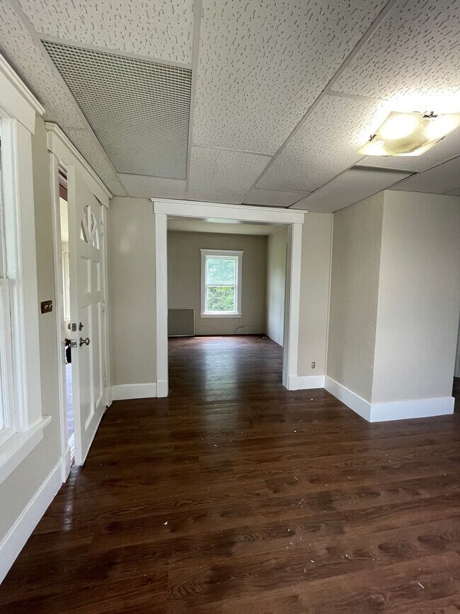 Building Photo - 3 Bedroom/ 1.5  Bath Home