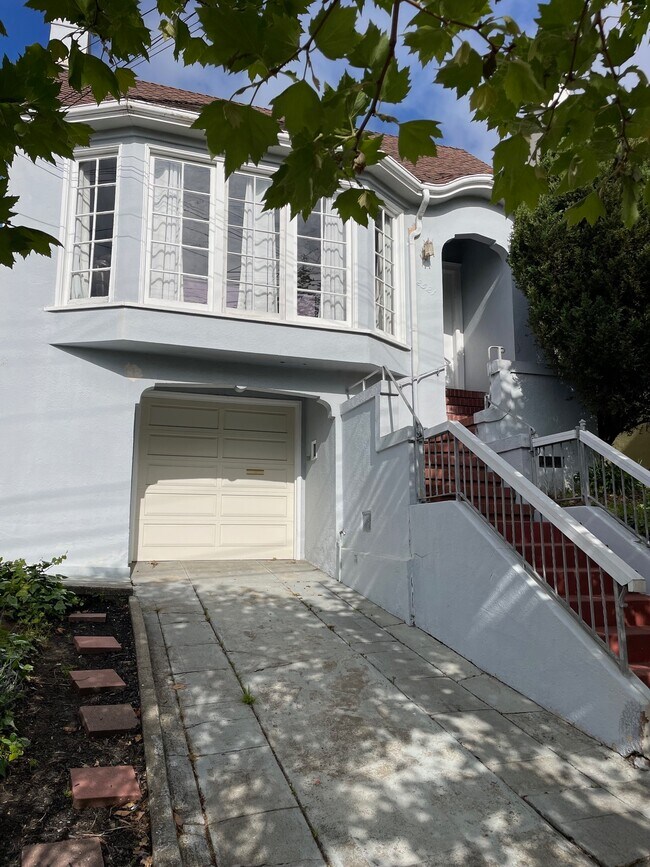 Building Photo - 2521 15th Ave