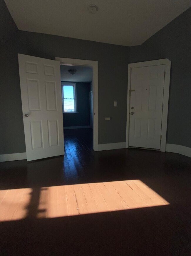 Building Photo - 942 E 19th St