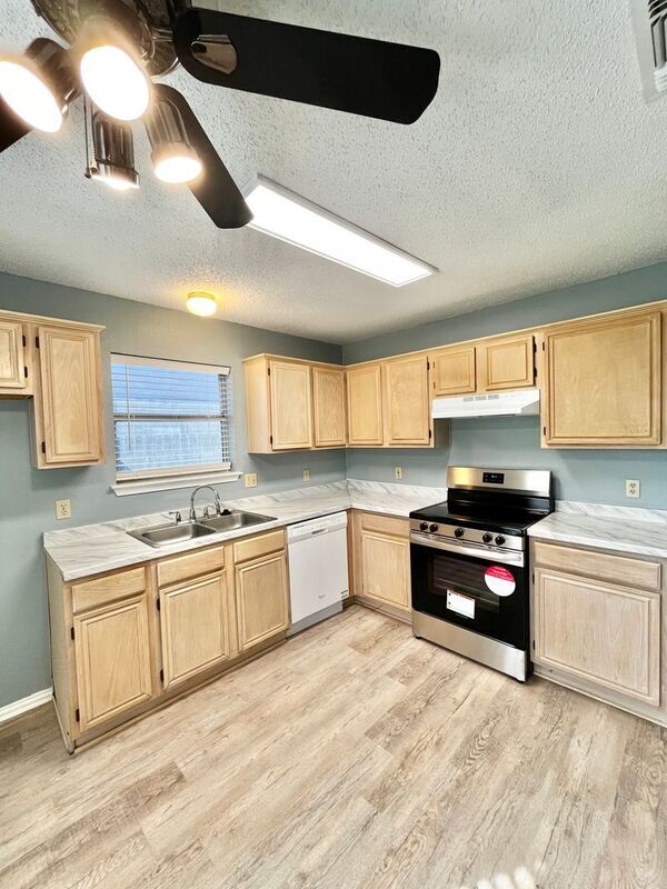 Foto del edificio - 6310 Brookbriar Ct