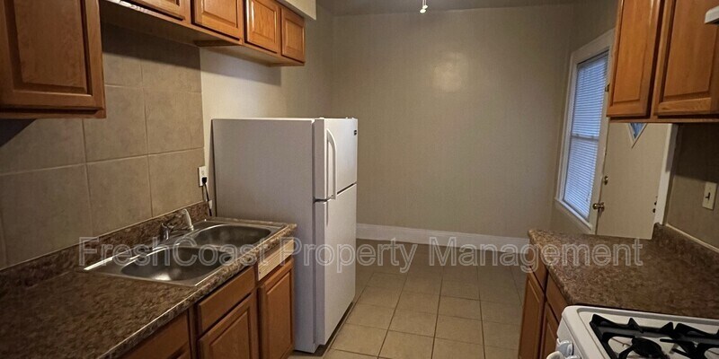 Primary Photo - 12401 Larchmere Blvd