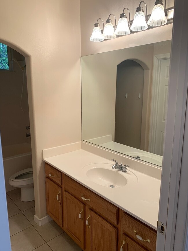 Building Photo - Beautiful 3 bedroom Home in Bloomington Hills