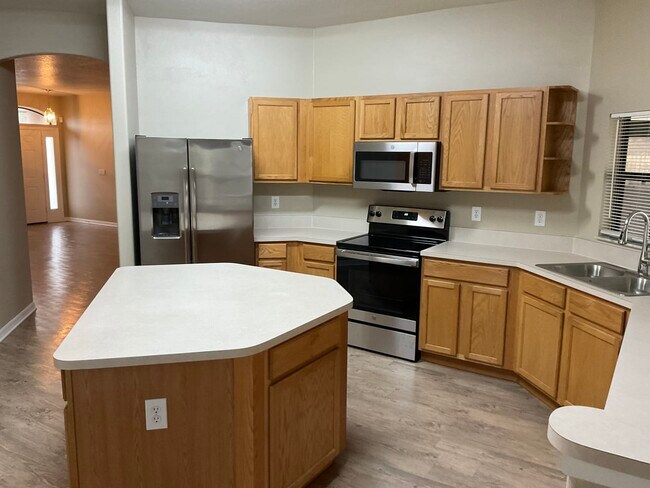 Foto del edificio - 412 Commodore Ave NW