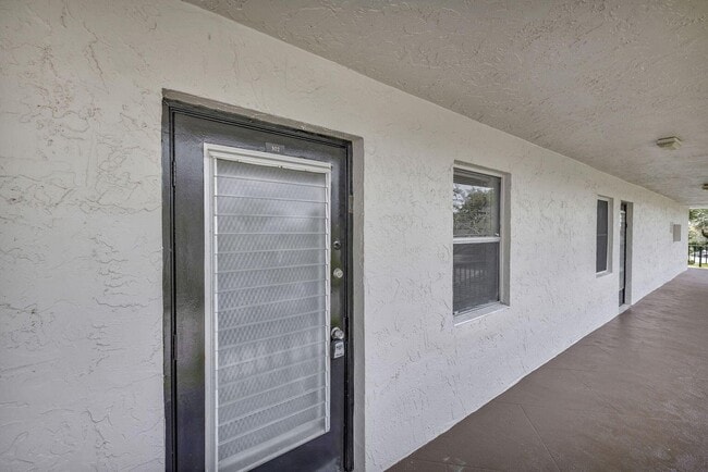 Foto del edificio - 9300 Lime Bay Blvd