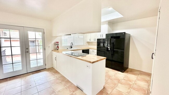 Foto del edificio - Lovely & Freshly Updated, Remodeled, Paint...