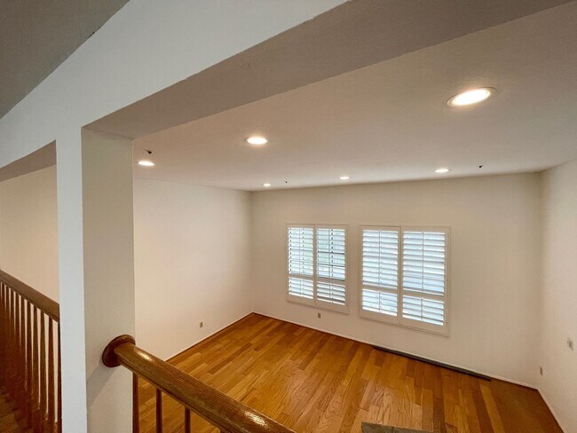 Foto del edificio - Stunning West Hills Executive Home