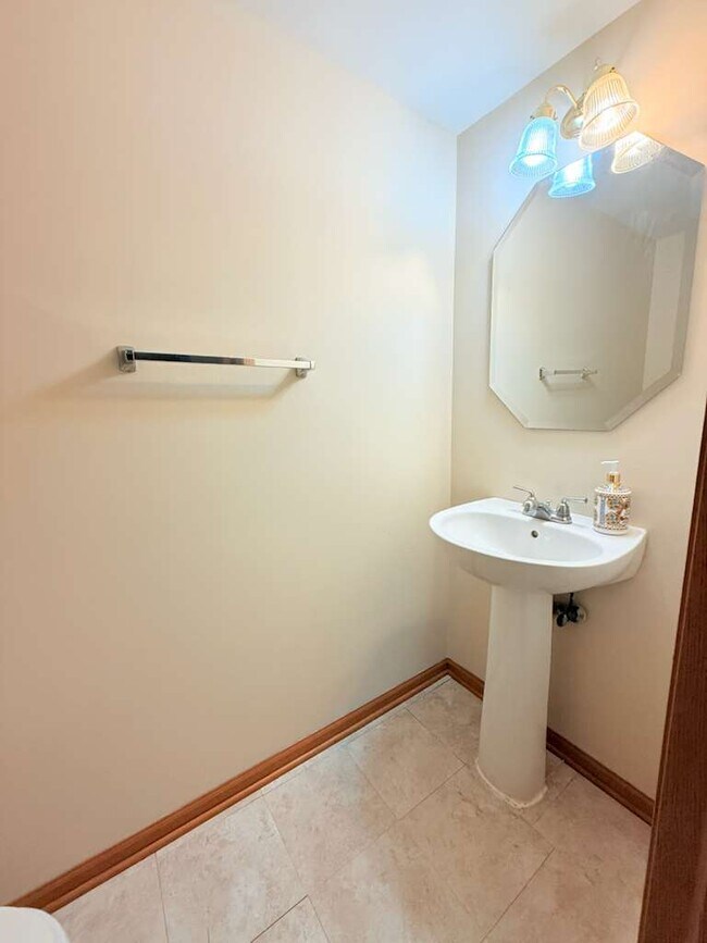 Foto del edificio - 705 Blossom Ct