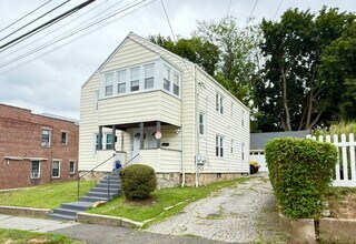 Building Photo - 820 Brewster St