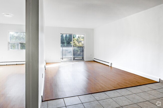1BR, 1BA - 690SF - Salon/Chambre - 530 PROUDFOOT LANE