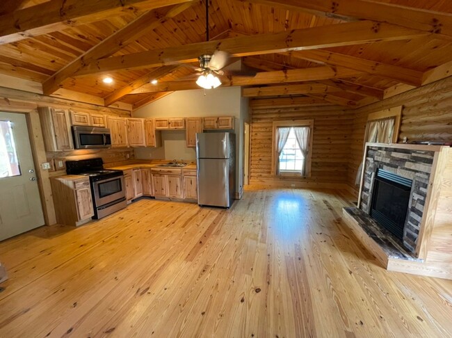 Building Photo - Log Cabin For Rent in Shelbyville