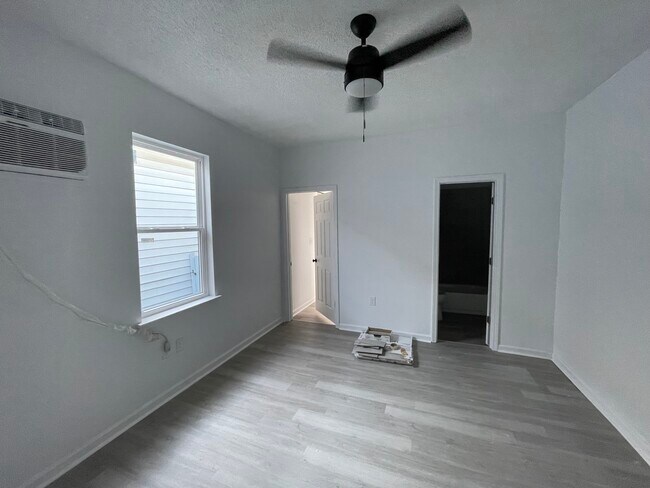 Building Photo - 2550 N Rocheblave St