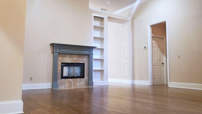 Building Photo - 6627 CRESTLAND AVENUE
