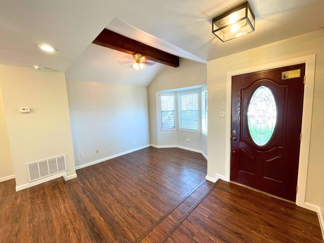 Building Photo - 306 Potranca Ct